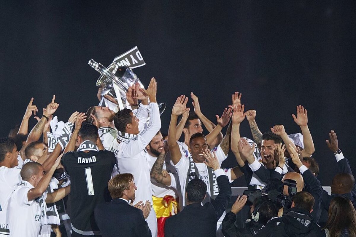 FOTO + VIDEO Fiesta la Madrid » Jucătorii lui Real au prezentat trofeul Champions League! Spectacol de senzație pe "Santiago Bernabeu"