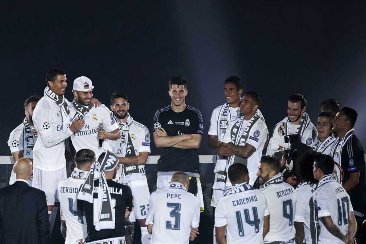 FOTO + VIDEO Fiesta la Madrid » Jucătorii lui Real au prezentat trofeul Champions League! Spectacol de senzație pe "Santiago Bernabeu"