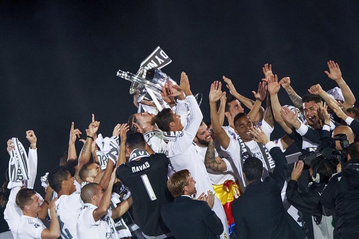 FOTO + VIDEO Fiesta la Madrid » Jucătorii lui Real au prezentat trofeul Champions League! Spectacol de senzație pe "Santiago Bernabeu"