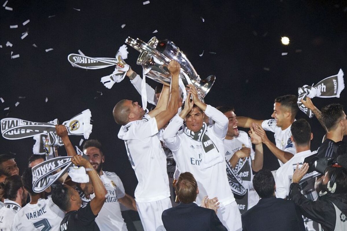 FOTO + VIDEO Fiesta la Madrid » Jucătorii lui Real au prezentat trofeul Champions League! Spectacol de senzație pe "Santiago Bernabeu"