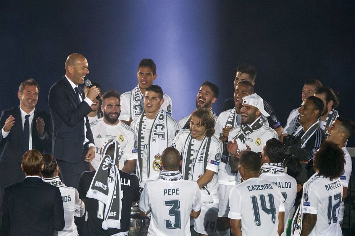 FOTO + VIDEO Fiesta la Madrid » Jucătorii lui Real au prezentat trofeul Champions League! Spectacol de senzație pe "Santiago Bernabeu"