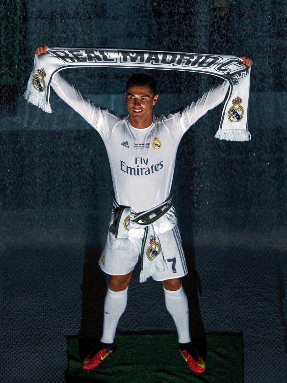 FOTO + VIDEO Fiesta la Madrid » Jucătorii lui Real au prezentat trofeul Champions League! Spectacol de senzație pe "Santiago Bernabeu"