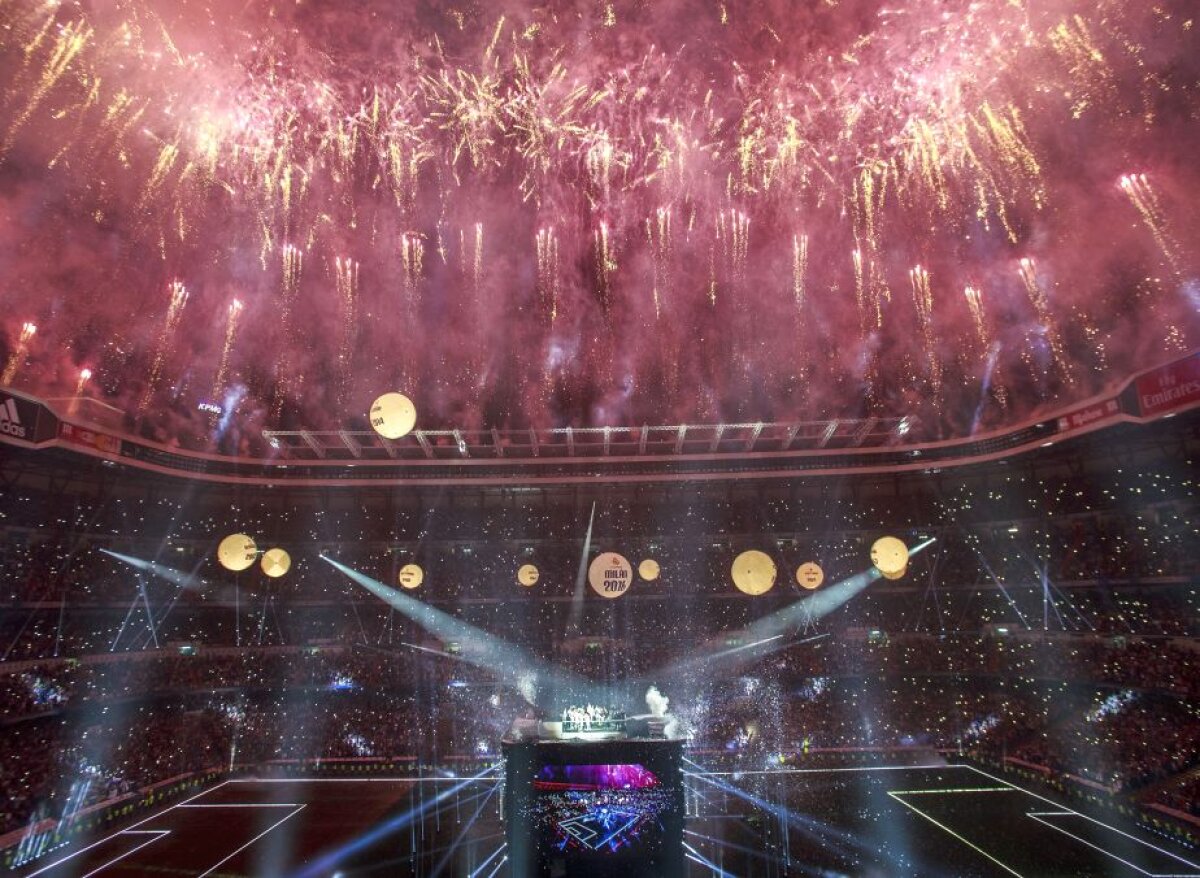FOTO + VIDEO Fiesta la Madrid » Jucătorii lui Real au prezentat trofeul Champions League! Spectacol de senzație pe "Santiago Bernabeu"