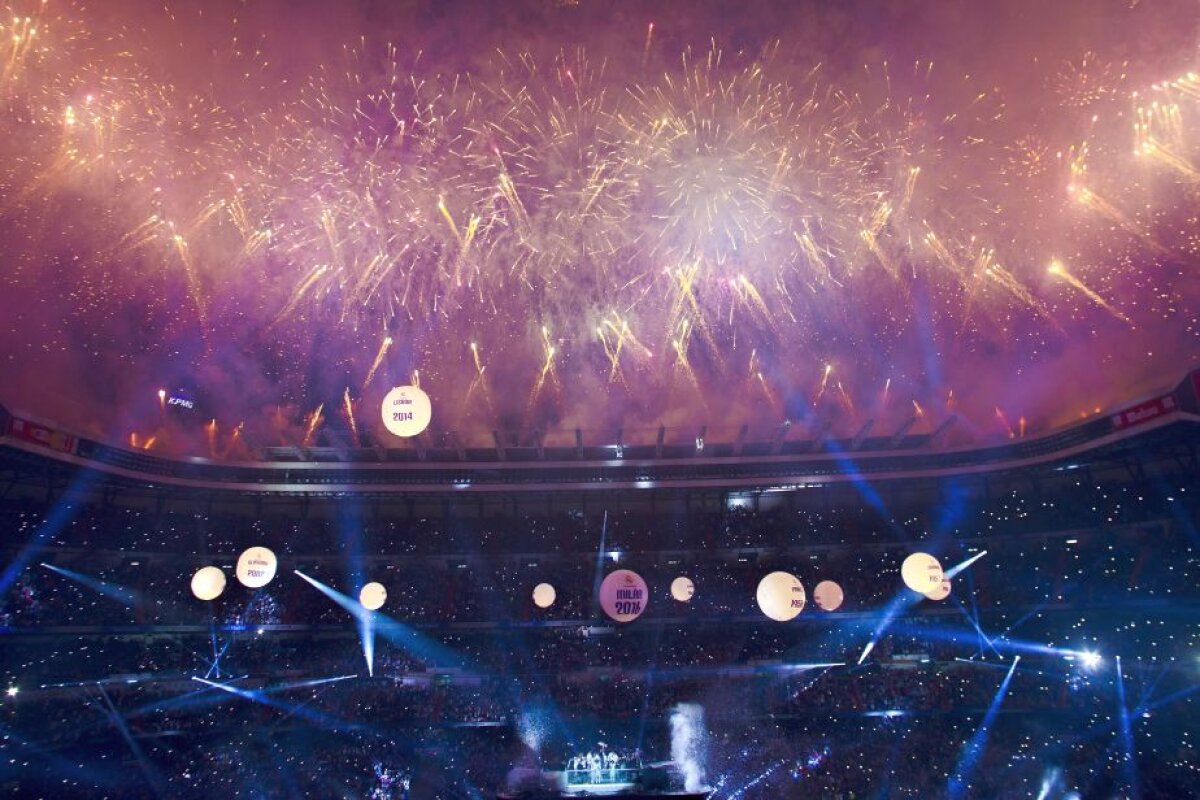 FOTO + VIDEO Fiesta la Madrid » Jucătorii lui Real au prezentat trofeul Champions League! Spectacol de senzație pe "Santiago Bernabeu"