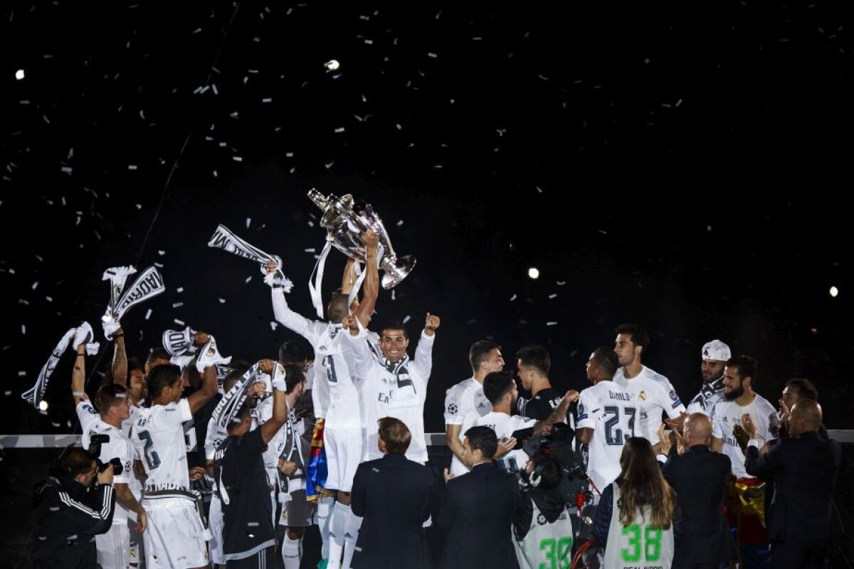 FOTO + VIDEO Fiesta la Madrid » Jucătorii lui Real au prezentat trofeul Champions League! Spectacol de senzație pe "Santiago Bernabeu"