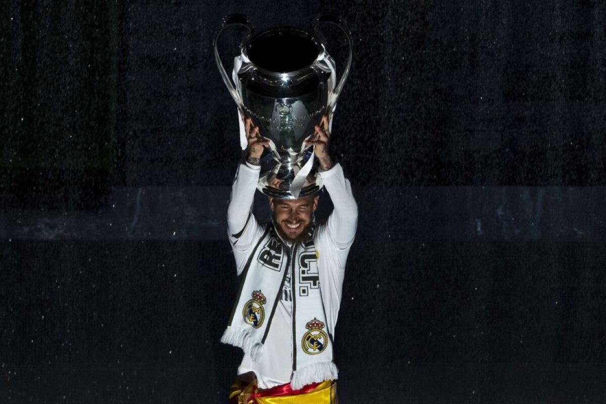 FOTO + VIDEO Fiesta la Madrid » Jucătorii lui Real au prezentat trofeul Champions League! Spectacol de senzație pe "Santiago Bernabeu"