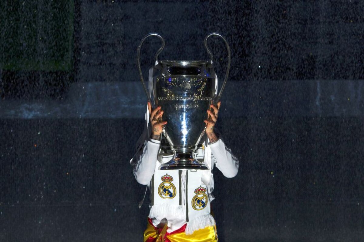 FOTO + VIDEO Fiesta la Madrid » Jucătorii lui Real au prezentat trofeul Champions League! Spectacol de senzație pe "Santiago Bernabeu"