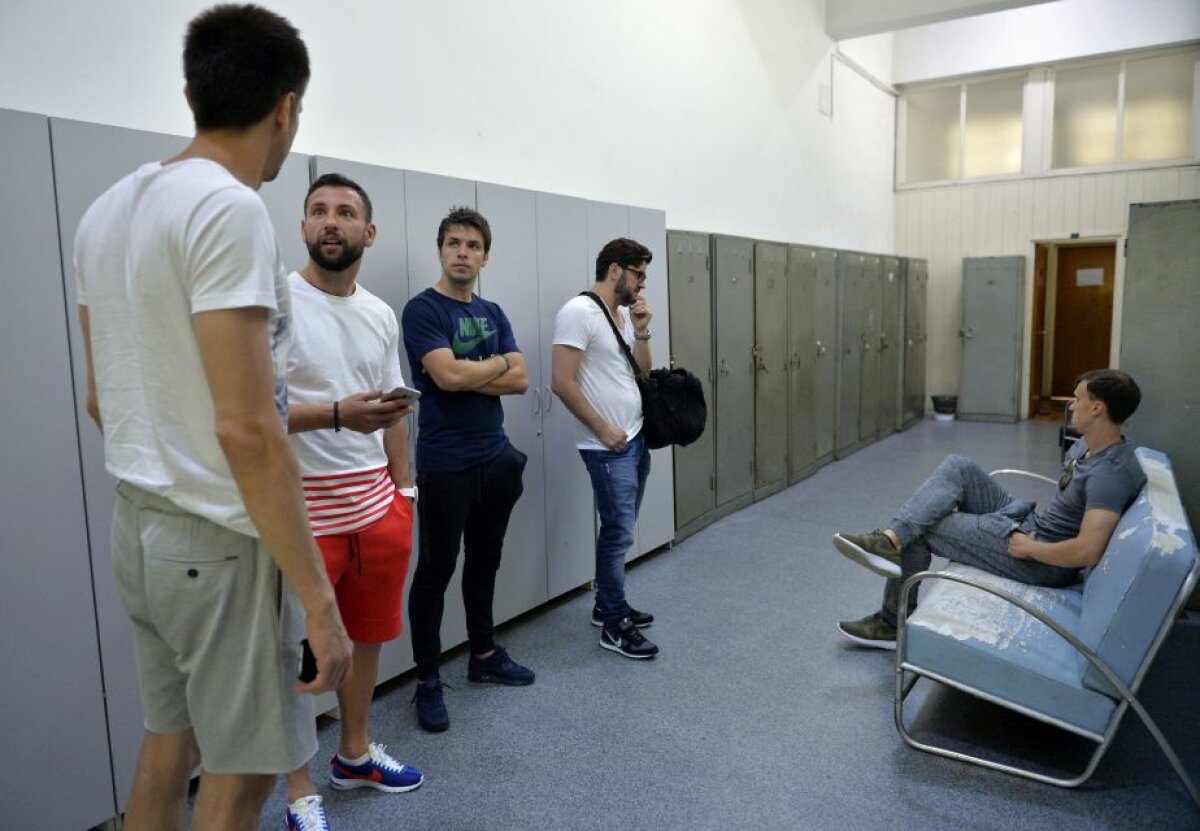 UPDATE / FOTO ”Tricolorii”, extenuați după cele 4 ore în care au stat la INMS: "Nu mai putem, suntem obosiți"
