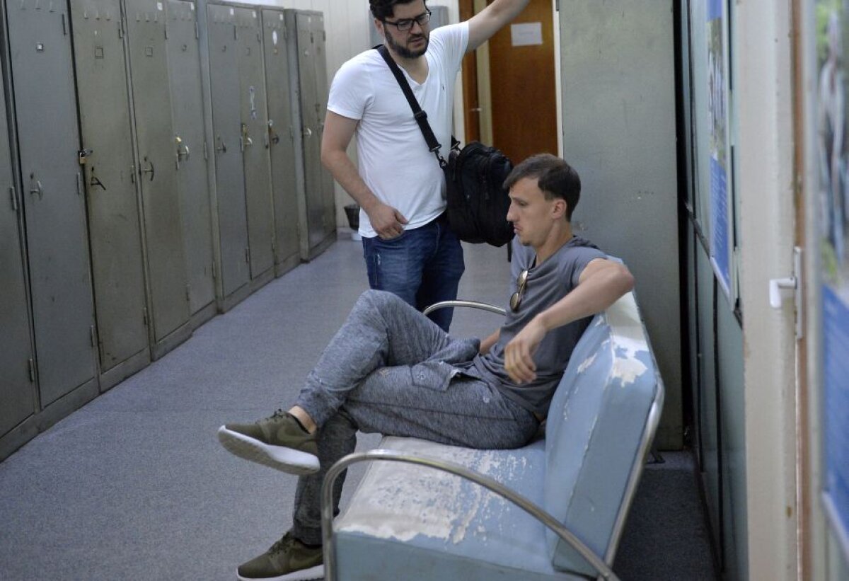 UPDATE / FOTO ”Tricolorii”, extenuați după cele 4 ore în care au stat la INMS: "Nu mai putem, suntem obosiți"