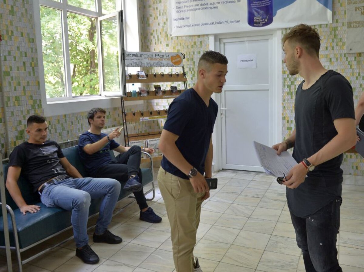 UPDATE / FOTO ”Tricolorii”, extenuați după cele 4 ore în care au stat la INMS: "Nu mai putem, suntem obosiți"