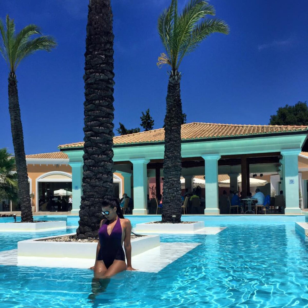 GALERIE FOTO Cum arată femeia care îi face viața grea lui Alex Maxim » Ea îl va consola după ce acesta nu a prins lotul de EURO