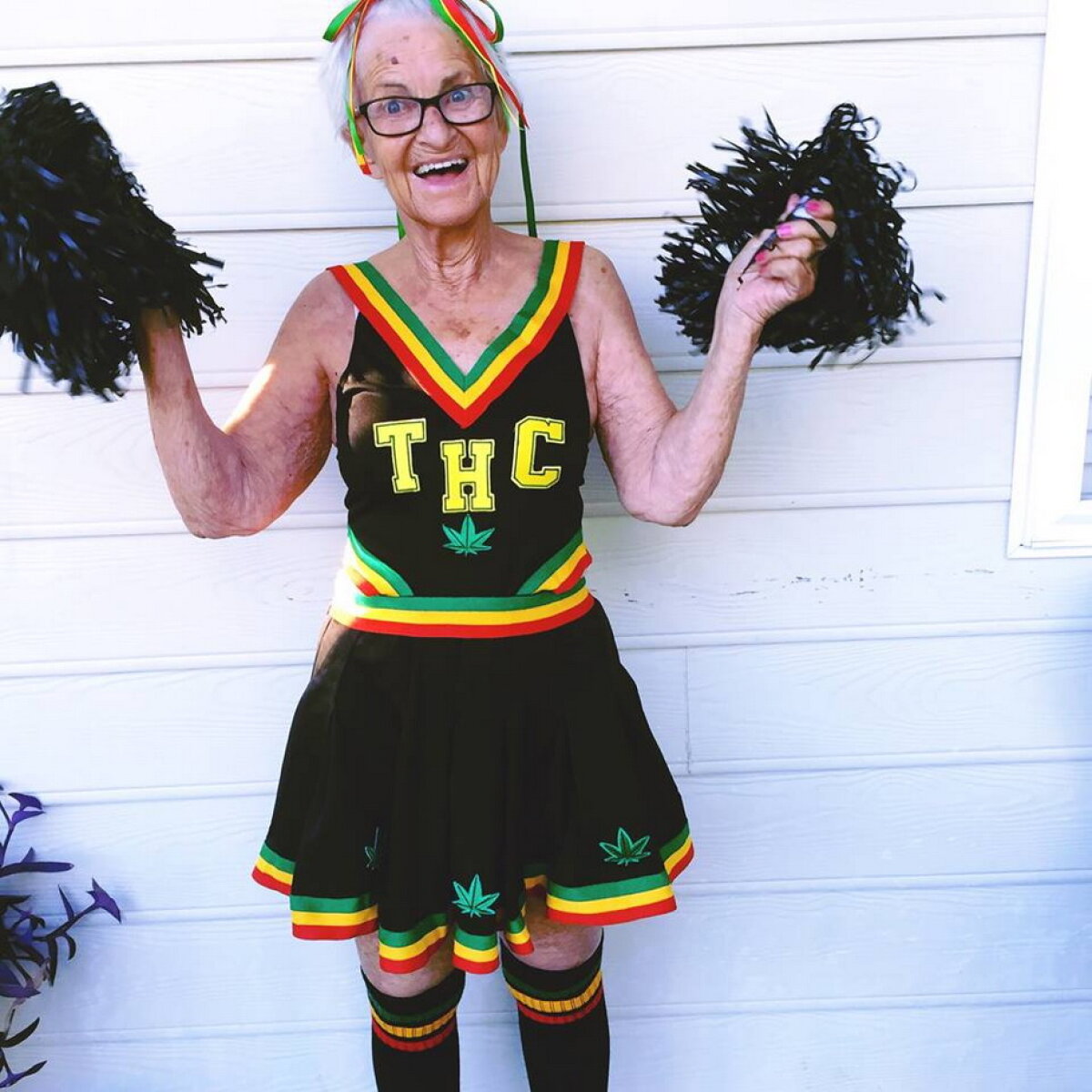 Ea este cea mai excentrică bătrânică! Are aproape 88 de ani, dar ţinutele ei provoacă isterie pe internet