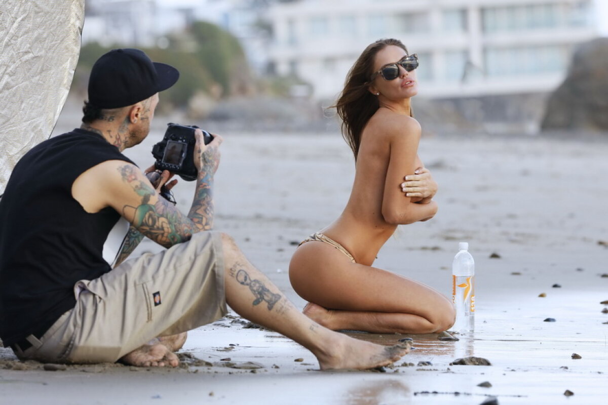 GALERIE FOTO » Charlie Riina, topless în Malibu
