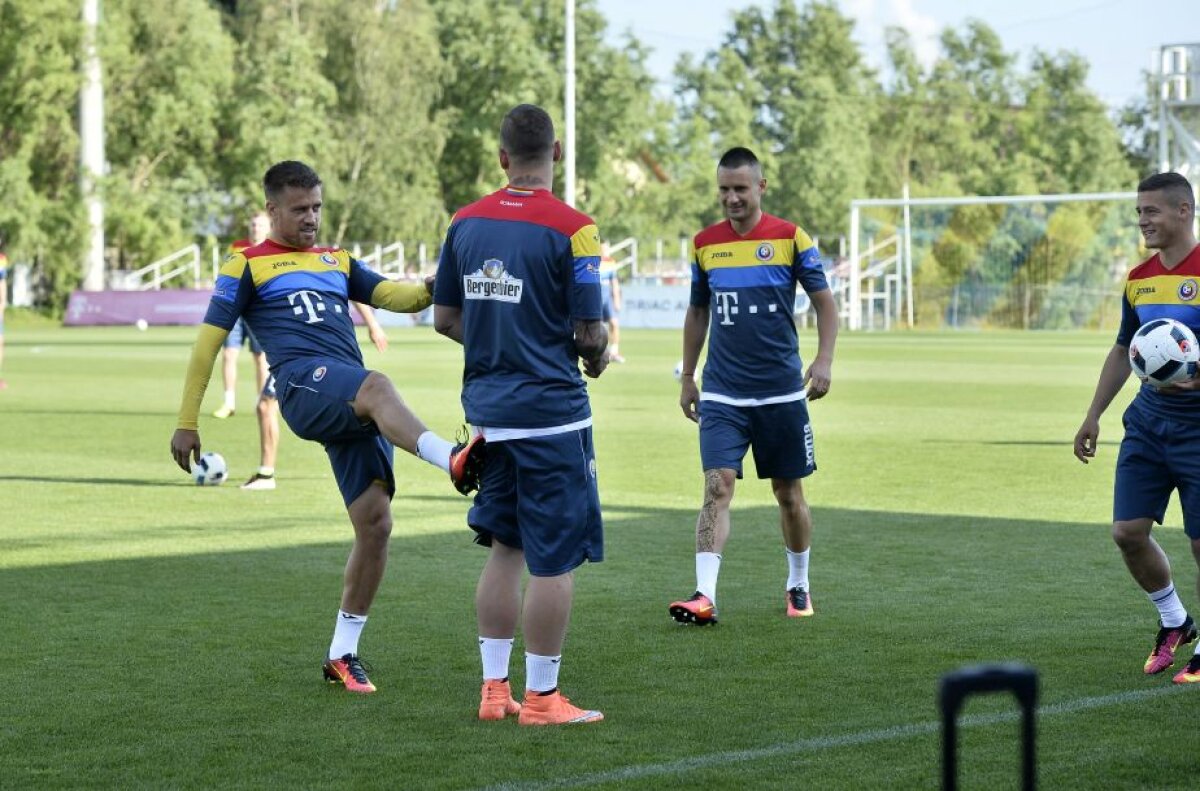 GALERIE FOTO » Relaxare și zâmbete la antrenamentul naționalei de azi. Vlad Chiricheș s-a antrenat separat