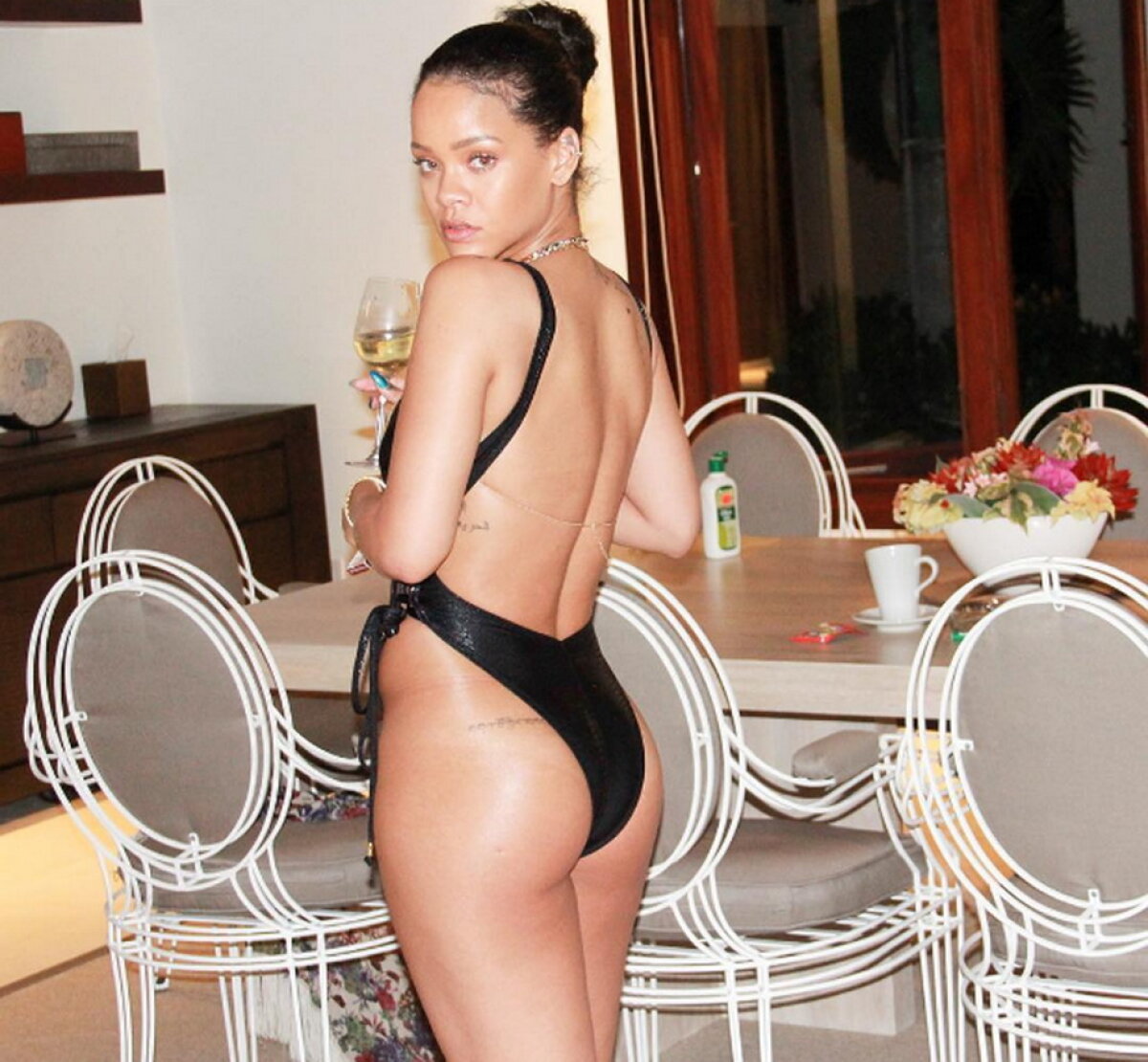 FOTO » Imagini greu de privit! Rihanna, demenţială în costum de baie
