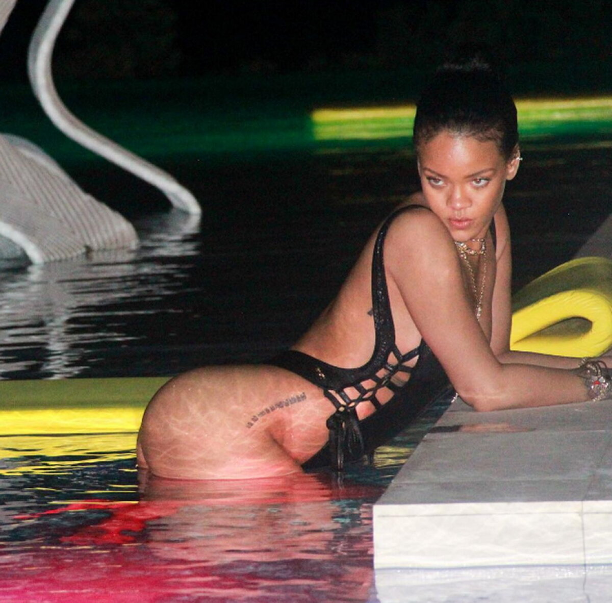 FOTO » Imagini greu de privit! Rihanna, demenţială în costum de baie