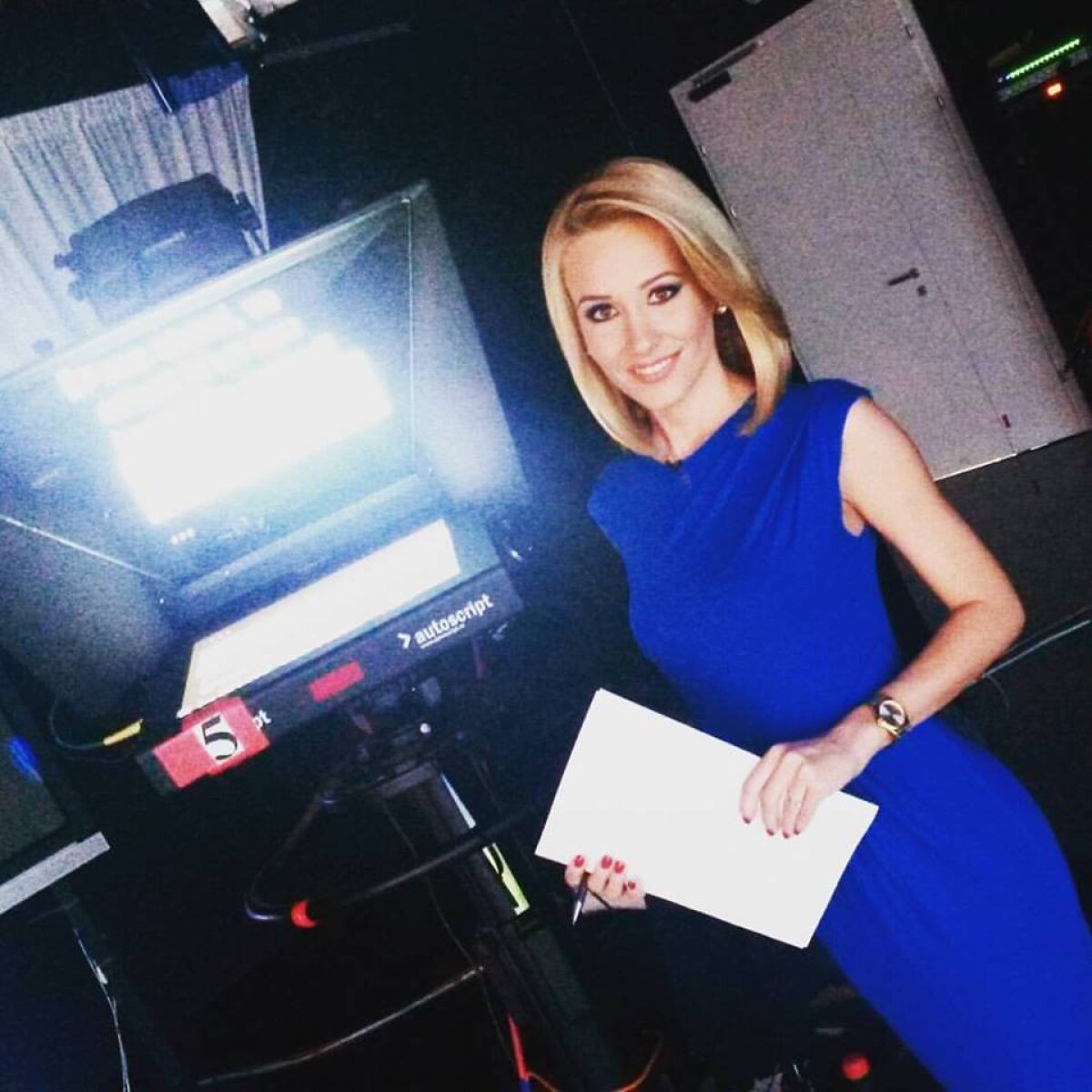 FOTO Blonda de la Drept » Camelia Bălțoi e una dintre cele mai sexy prezentatoare din România