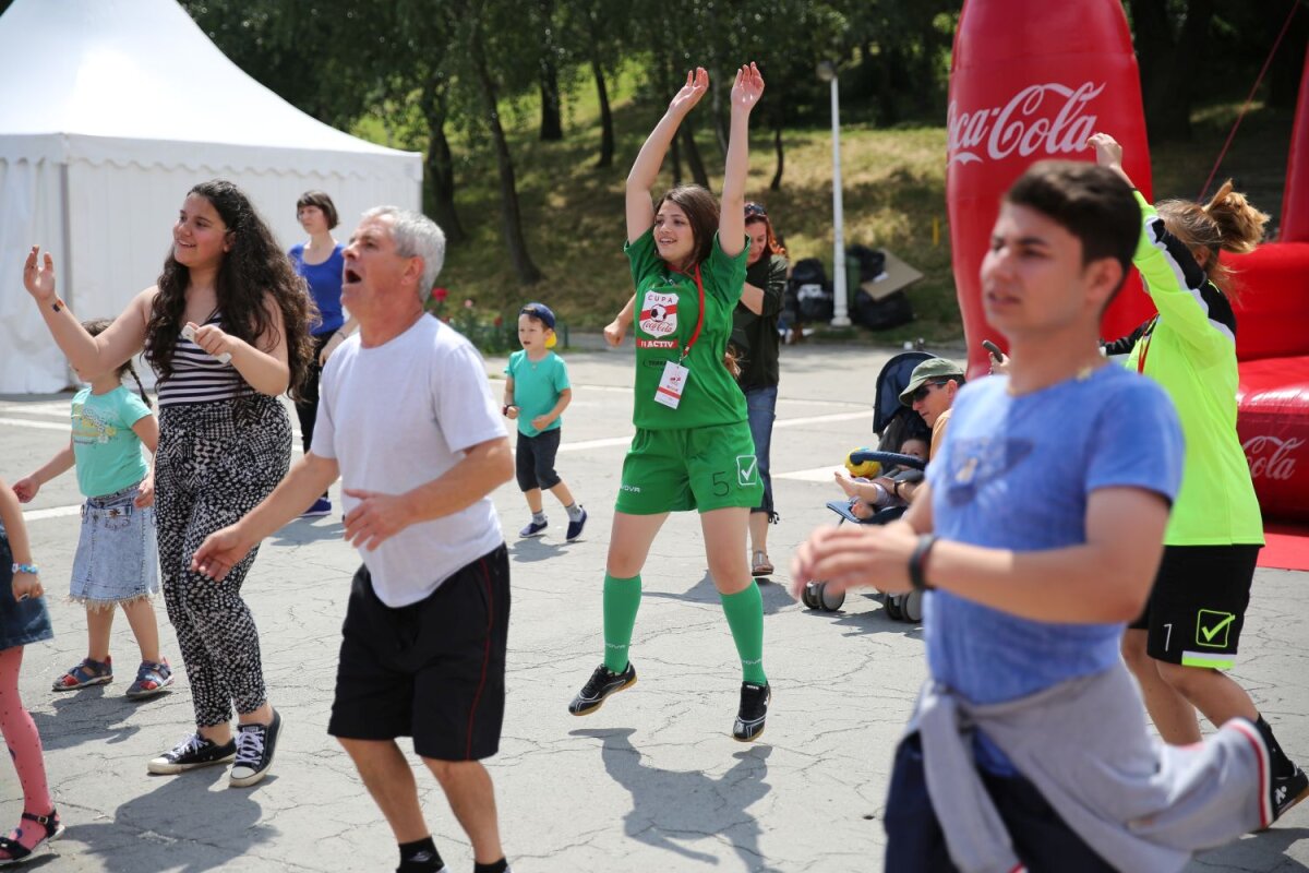 FOTO Fotbal la iarbă verde » Parcul Tineretului a prins viață în prima zi a finalei Cupei Coca-Cola