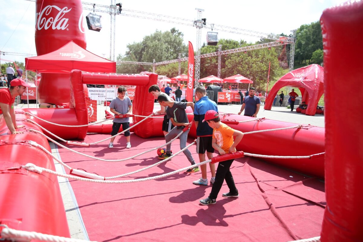 FOTO Fotbal la iarbă verde » Parcul Tineretului a prins viață în prima zi a finalei Cupei Coca-Cola