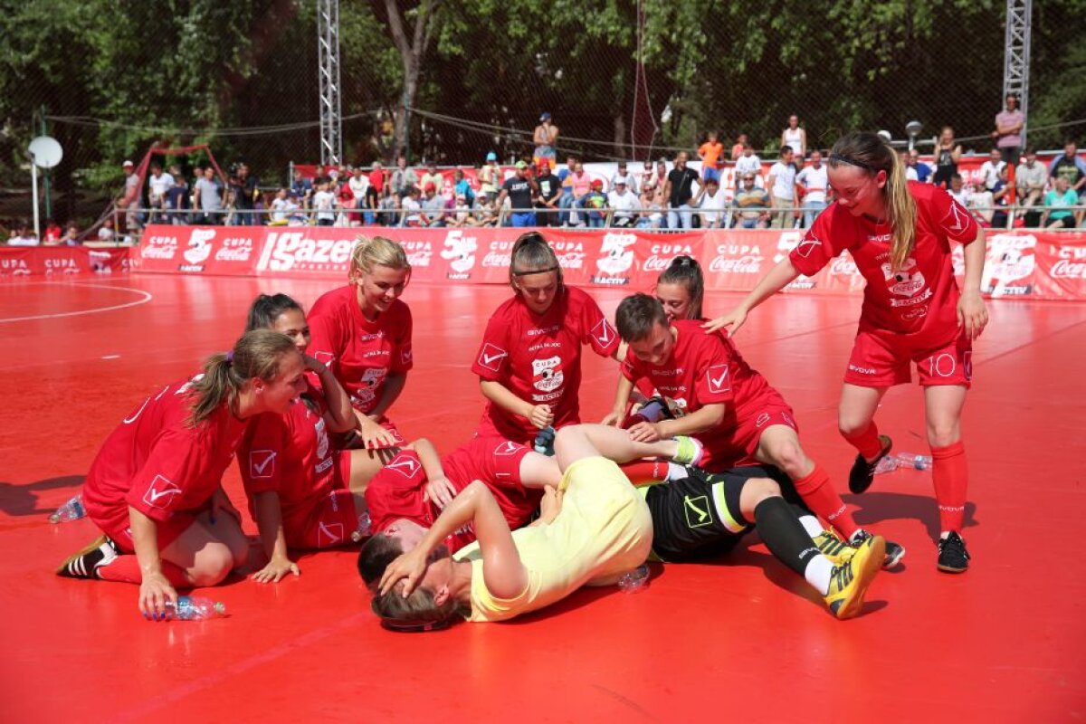 VIDEO+FOTO Bucurie de nedescris în rândul campioanelor Cupei Coca-Cola! » Învinsele au părăsit terenul în lacrimi