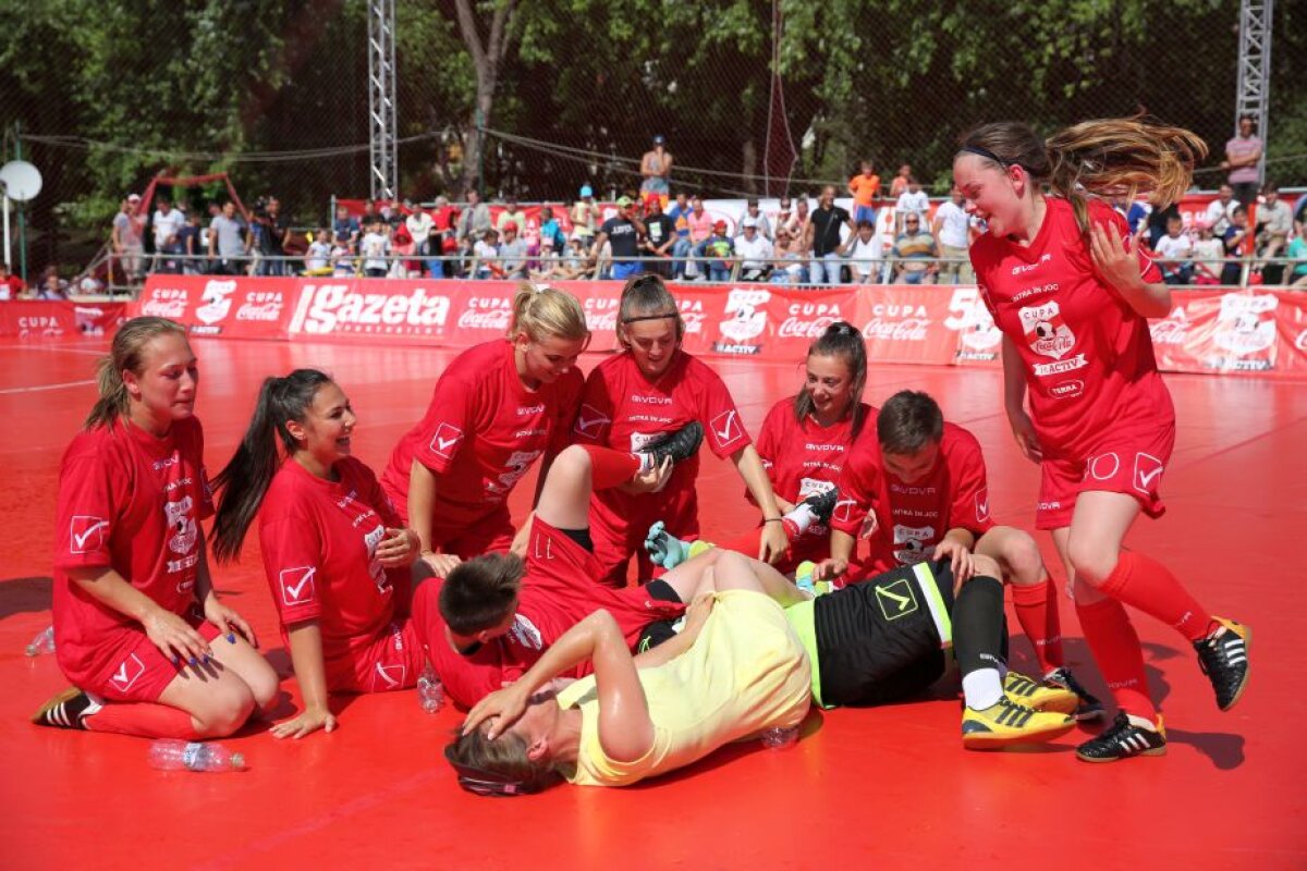 VIDEO+FOTO Bucurie de nedescris în rândul campioanelor Cupei Coca-Cola! » Învinsele au părăsit terenul în lacrimi