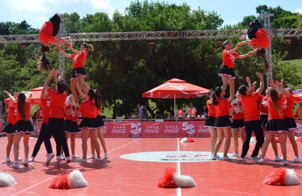 FOTO Cheerleaders show :) » Majoretele au animat atmosfera de la Cupa Coca-Cola