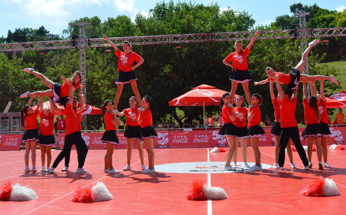 FOTO Cheerleaders show :) » Majoretele au animat atmosfera de la Cupa Coca-Cola