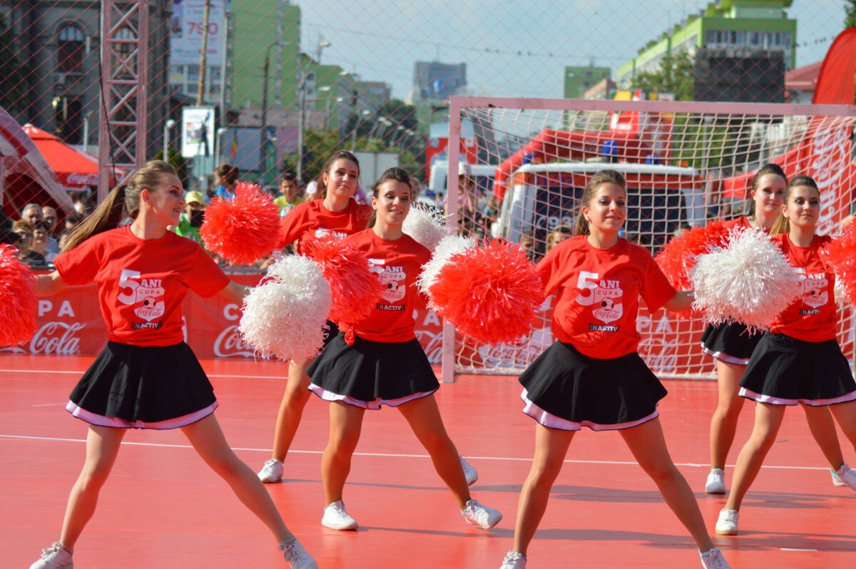 FOTO Cheerleaders show :) » Majoretele au animat atmosfera de la Cupa Coca-Cola