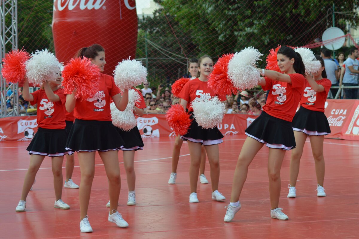 FOTO Cheerleaders show :) » Majoretele au animat atmosfera de la Cupa Coca-Cola
