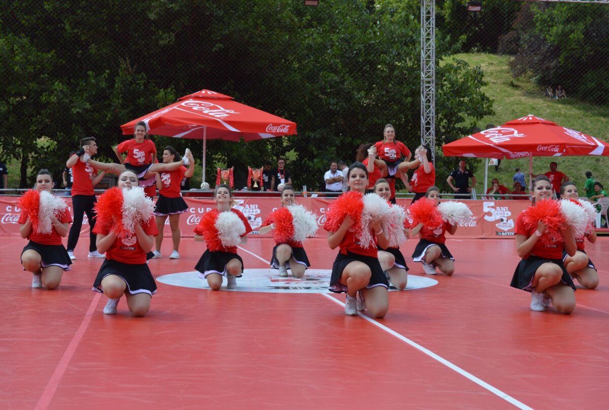 FOTO Cheerleaders show :) » Majoretele au animat atmosfera de la Cupa Coca-Cola