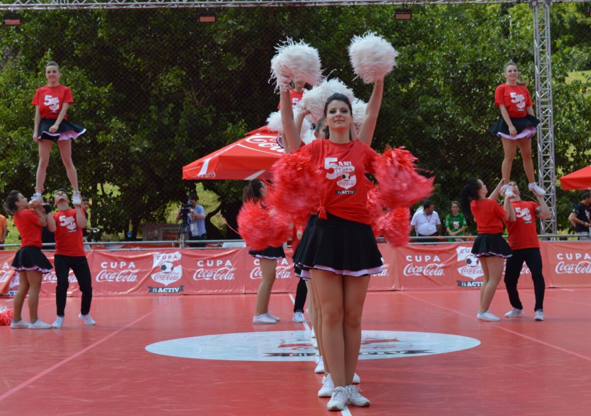 FOTO Cheerleaders show :) » Majoretele au animat atmosfera de la Cupa Coca-Cola