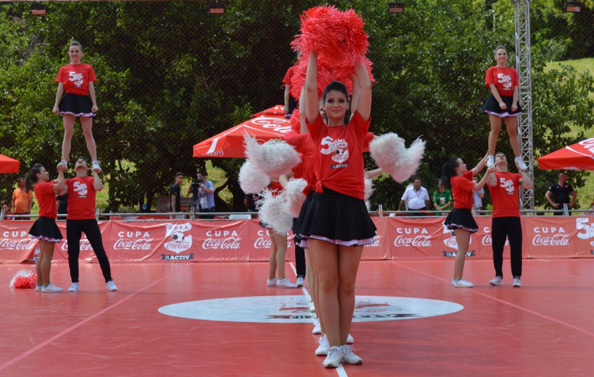 FOTO Cheerleaders show :) » Majoretele au animat atmosfera de la Cupa Coca-Cola