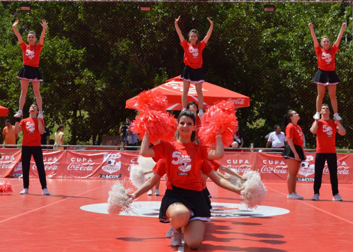 FOTO Cheerleaders show :) » Majoretele au animat atmosfera de la Cupa Coca-Cola