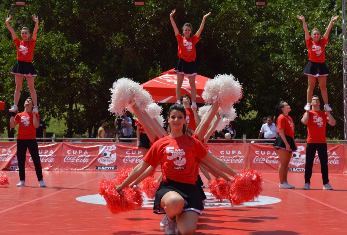 FOTO Cheerleaders show :) » Majoretele au animat atmosfera de la Cupa Coca-Cola