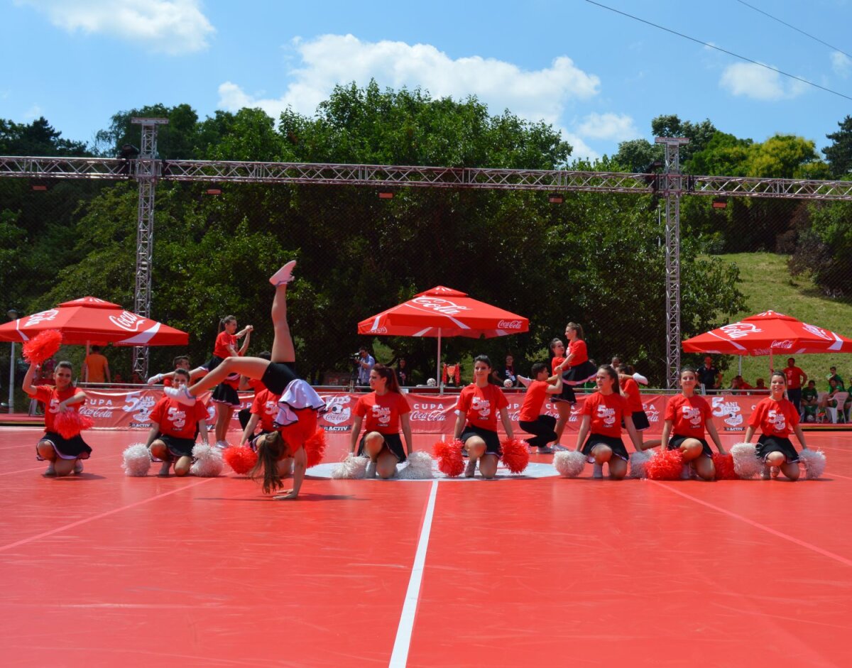 FOTO Cheerleaders show :) » Majoretele au animat atmosfera de la Cupa Coca-Cola