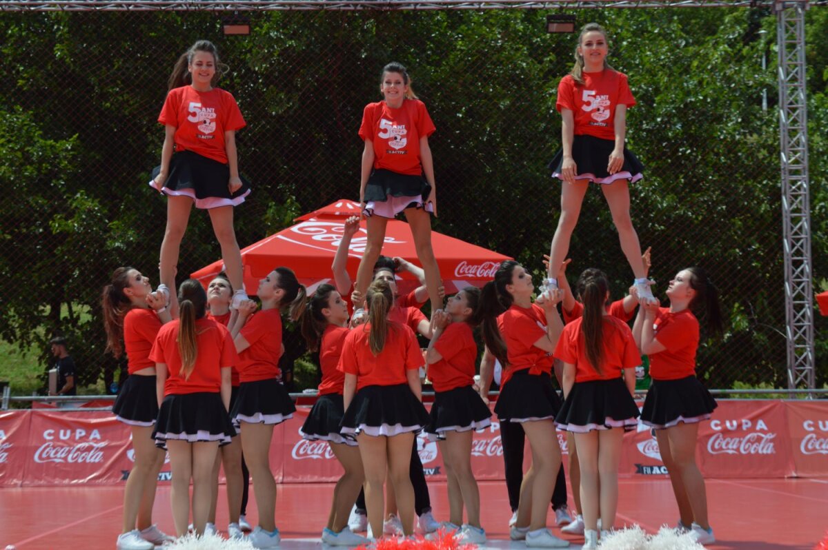 FOTO Cheerleaders show :) » Majoretele au animat atmosfera de la Cupa Coca-Cola