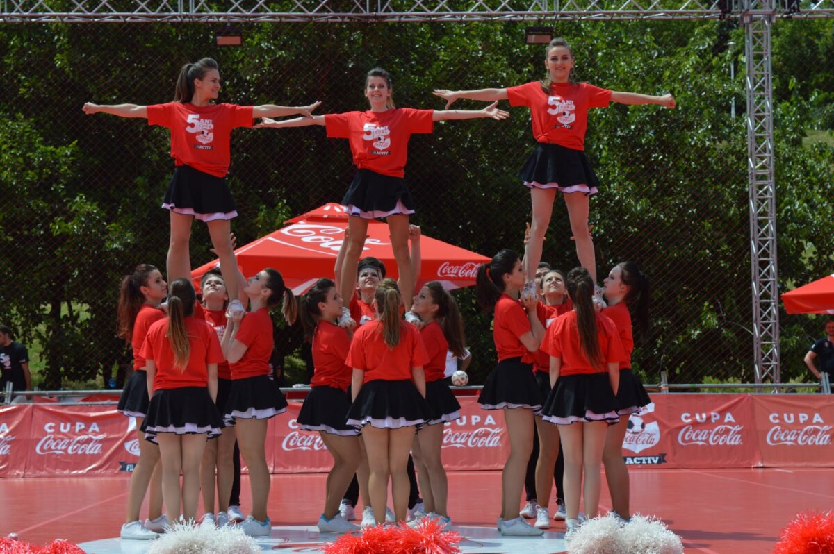 FOTO Cheerleaders show :) » Majoretele au animat atmosfera de la Cupa Coca-Cola