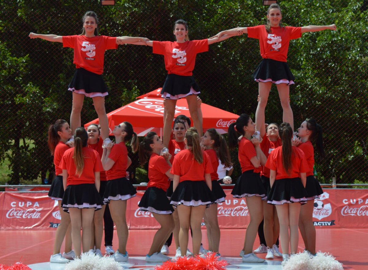 FOTO Cheerleaders show :) » Majoretele au animat atmosfera de la Cupa Coca-Cola