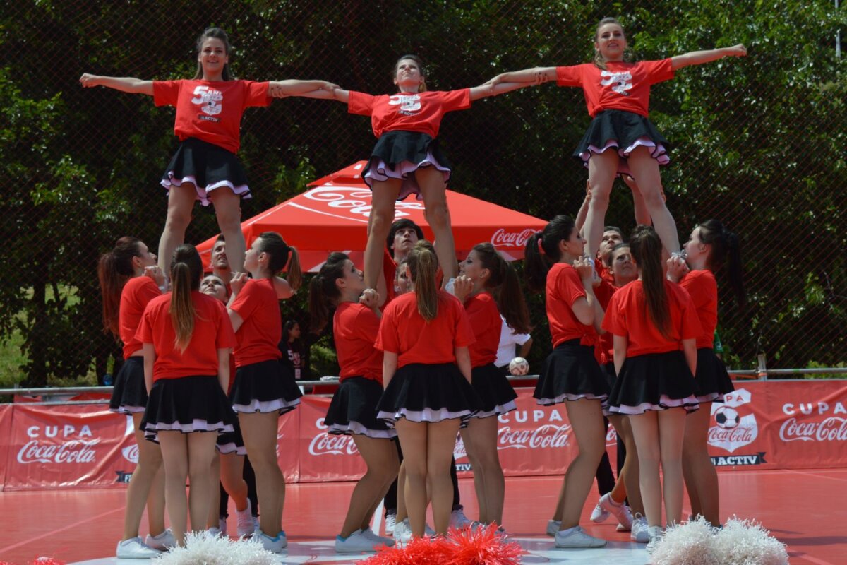 FOTO Cheerleaders show :) » Majoretele au animat atmosfera de la Cupa Coca-Cola