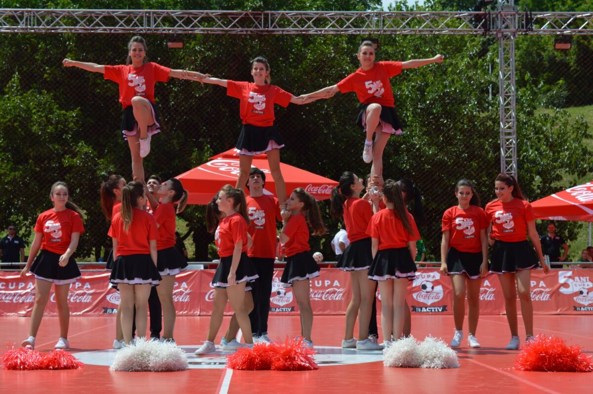 FOTO Cheerleaders show :) » Majoretele au animat atmosfera de la Cupa Coca-Cola