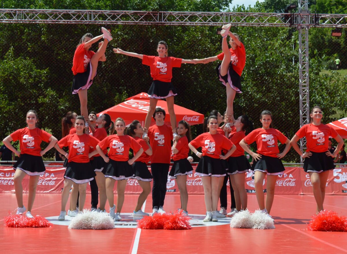 FOTO Cheerleaders show :) » Majoretele au animat atmosfera de la Cupa Coca-Cola