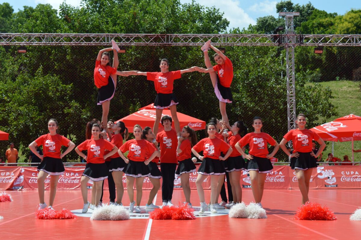 FOTO Cheerleaders show :) » Majoretele au animat atmosfera de la Cupa Coca-Cola