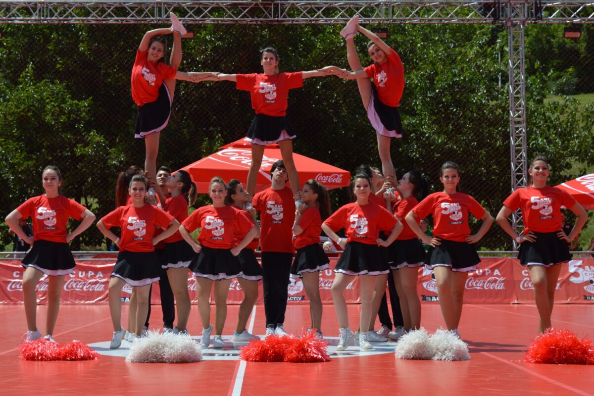 FOTO Cheerleaders show :) » Majoretele au animat atmosfera de la Cupa Coca-Cola