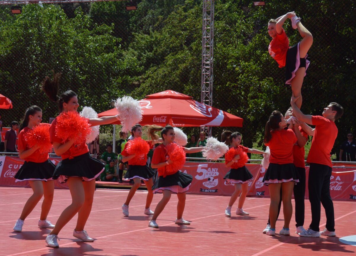 FOTO Cheerleaders show :) » Majoretele au animat atmosfera de la Cupa Coca-Cola