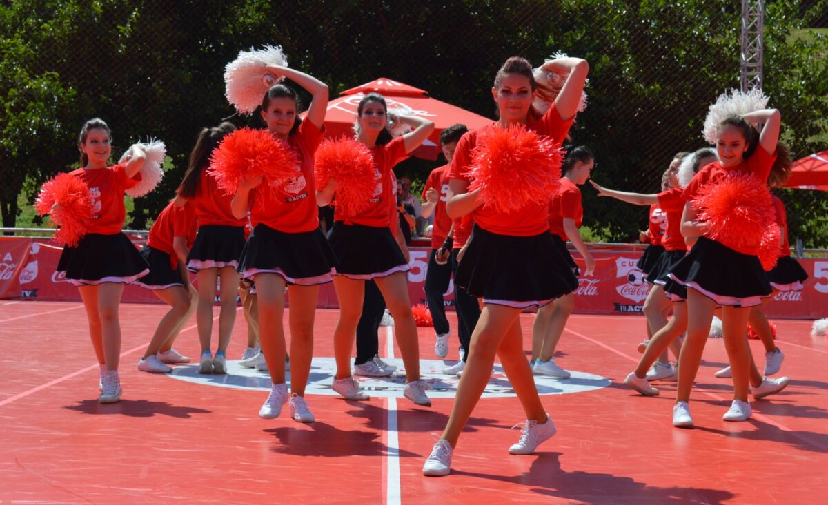 FOTO Cheerleaders show :) » Majoretele au animat atmosfera de la Cupa Coca-Cola