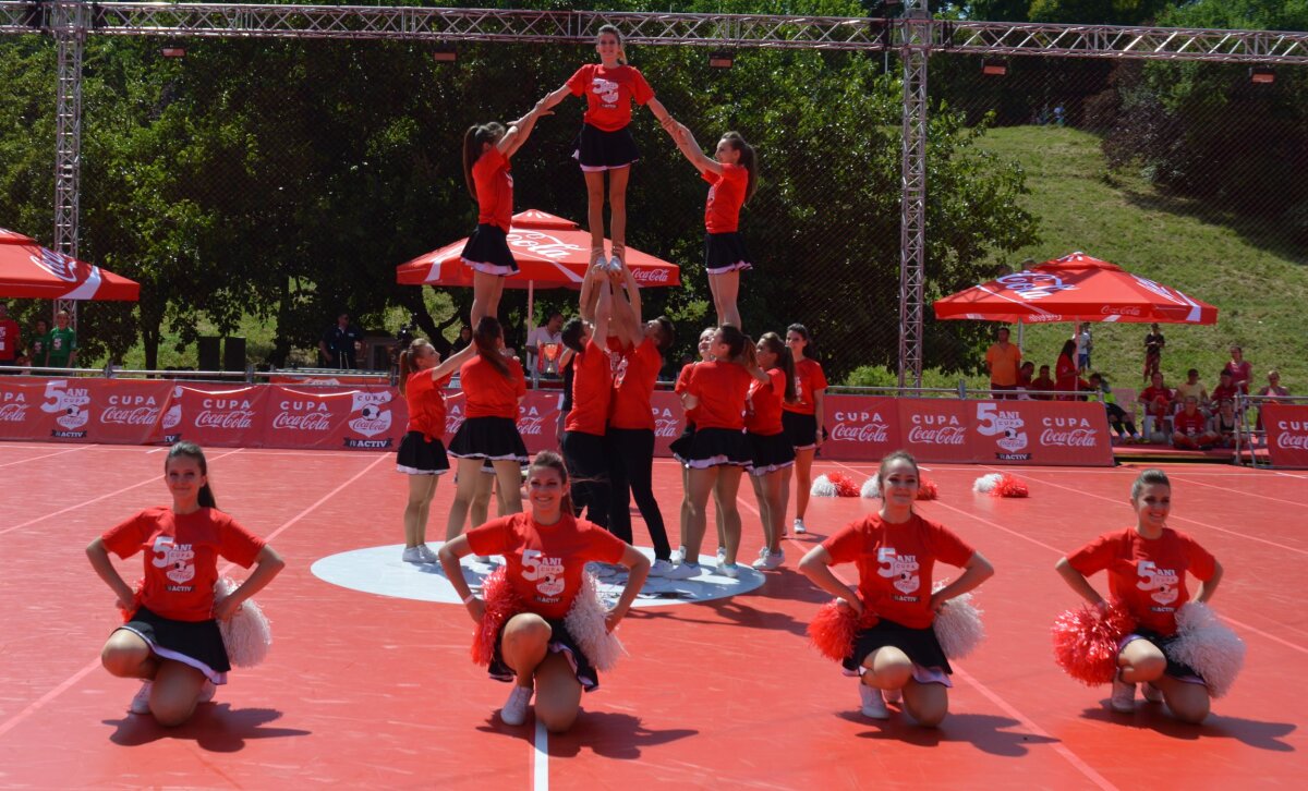 FOTO Cheerleaders show :) » Majoretele au animat atmosfera de la Cupa Coca-Cola