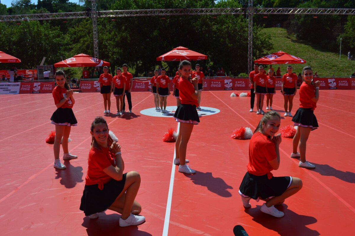 FOTO Cheerleaders show :) » Majoretele au animat atmosfera de la Cupa Coca-Cola