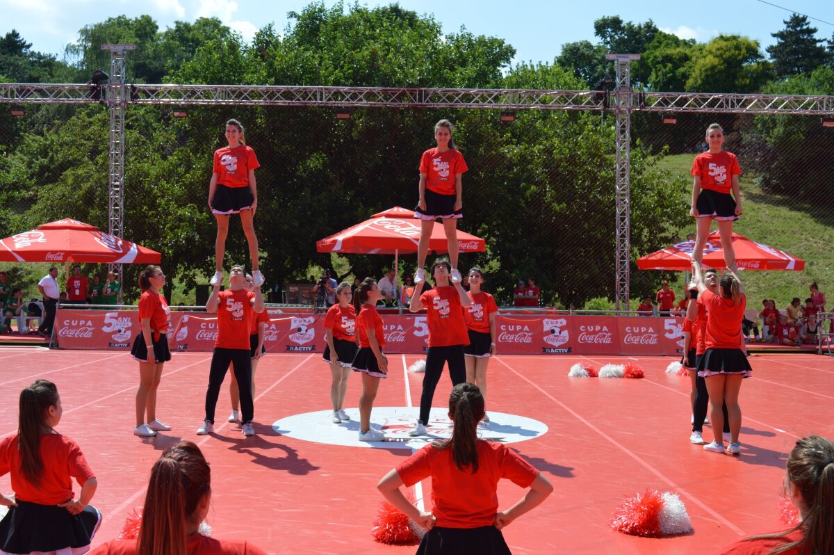 FOTO Cheerleaders show :) » Majoretele au animat atmosfera de la Cupa Coca-Cola