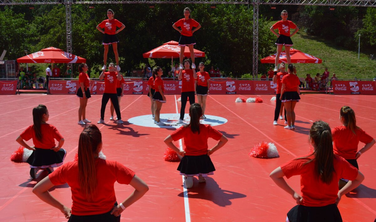 FOTO Cheerleaders show :) » Majoretele au animat atmosfera de la Cupa Coca-Cola