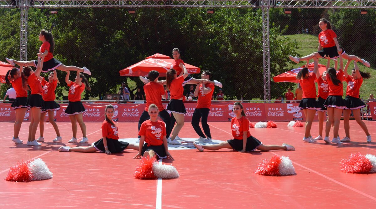 FOTO Cheerleaders show :) » Majoretele au animat atmosfera de la Cupa Coca-Cola
